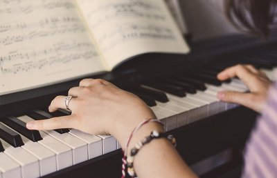 Gesucht werden innovative künstlerische Zugriffe auf das traditionsreiche Instrument Klavier.