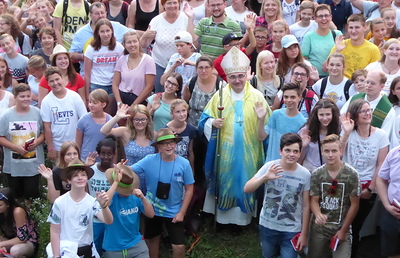 Diözesanbischof Wilhelm Krautwaschl 2018 mit Ministrant:innen in Rom.
