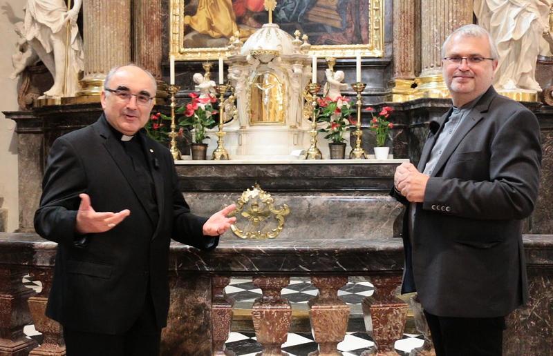 Katholische Kirche Steiermark Bischof Wilhelm Krautwaschl führt gemeinsam mit Diözesankonservator Heimo Kaindl durch den Grazer Dom.