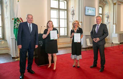 Landeshauptmann Hermann Schützenhöfer überreichte gemeinsam mit Stellvertreter Anton Lang an Sabine Gollmann und Emina Šarić den Menschenrechtspreis des Landes Steiermark.