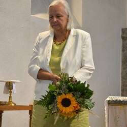 Margret Hofmann ist bereit für die Geburtstagsgratulation