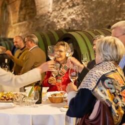 Bischöfliches Weingut in Seggau stiftet Jubiläumswein anlässlich 100 Jahre Caritas.