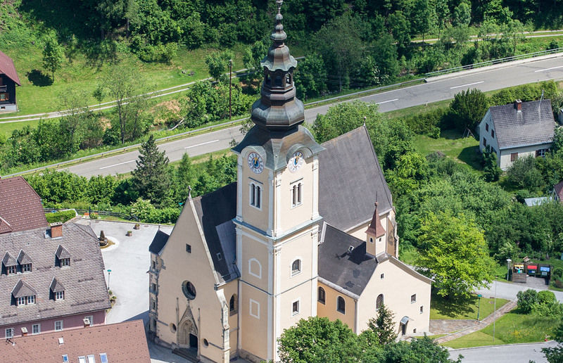 Die Pfarrkirche St. Erhard besticht durch gotischen Baustil, leuchtende Glasfenster und eine hochbarocke Einrichtung.