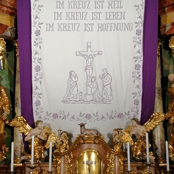 Gestickt von Anita Rundhammer 2021/2022 - Im Kreuz ist Heil, im Kreuz ist Leben im Kreuz ist Hoffnung! Kreuzigung Jesu mit Gottes Mutter Maria, Heiliger Johannes und Maria Magdalena