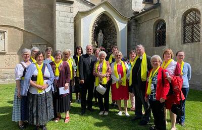 15 Pfarrhaushälterinnen aus der Steiermark nahmen am Treffen in Brixen teil, im Bild mit Bischof Ivo Muser und GA Franz Neumüller