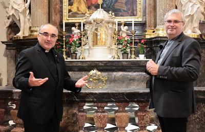 Bischof Wilhelm Krautwaschl führt gemeinsam mit Diözesankonservator Heimo Kaindl durch den Grazer Dom.