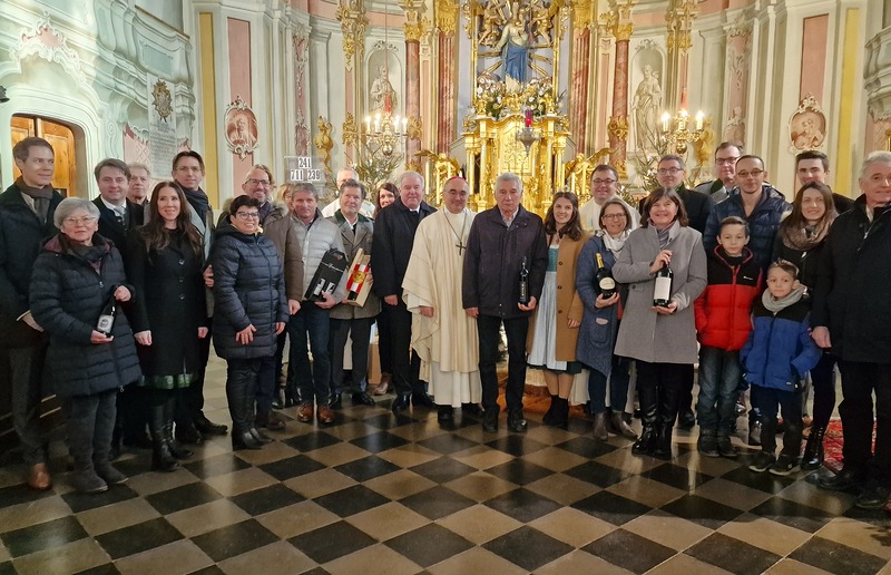 Die Weinbäuerinnen und -bauern aus Leibnitz mit politischen Vertretern und einer der steirischen Weinhoheiten nach der Segnung