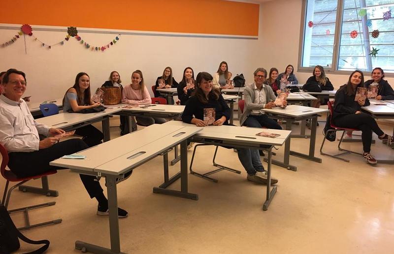 SchülerInnen der HLW für Sozialmanagement mit VertreterInnen der Caritas bei der Präsentation von DIGITAL SHADOWS.