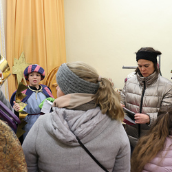 Bereits um 7:50 Uhr trafen sich die Kinder im Pfarrhof, um sich anzuziehen.