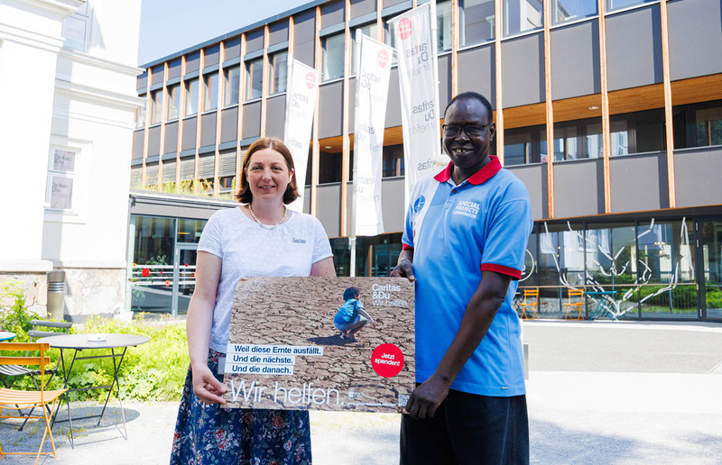 Sonntagsblatt, Gerd Neuhold Caritasdirektorin Nora Tödtling-Musenbichler und Projektpartner Betram Kuol aus dem Südsudan präsentieren die Kampagne gegen Hunger der Caritas Steiermark.