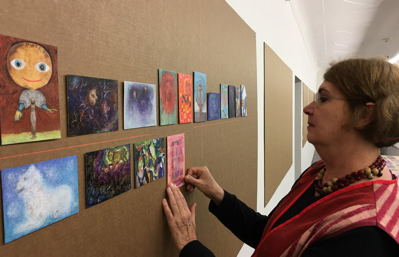 Reinhild Gerum präsentiert in Graz ihre Werke aus 15 Jahren Arbeit mit Ansichtskarten.