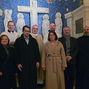 vor dem Österreich-Altar in der Krypta