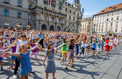 Über 1100 Schülerinnen und Schüler nahmen am Flashmob am Grazer Hauptplatz teil.