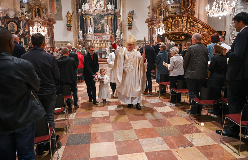 Osternacht im Grazer Dom / Christian Brunnthaler Samuel, der Täufling dieser Osternacht, hilft bei der Tauferneuerung der feiernden Gemeinde