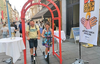 Vor dem Kircheneck in der Grazer Herrengasse, stand das bereits bekannte rote Segenstor.
