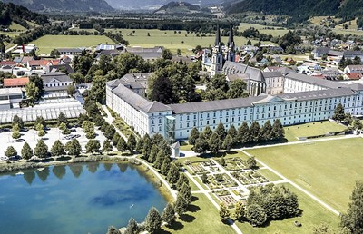 Durch die Betriebe, das Museum und das Gymnasium hat das Stift Admont großen Einfluss auf die Region.
