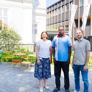 Caritasdirektorin Nora Tödtling-Musenbichler und Projektpartner Betram Kuol aus dem Südsudan präsentieren die Kampagne gegen Hunger, rechts im  Bild Thomas Klamminger, Aktion Sei so frei.