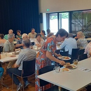 Klimatisierter Pfarrsaal lockt die Gäste hinein