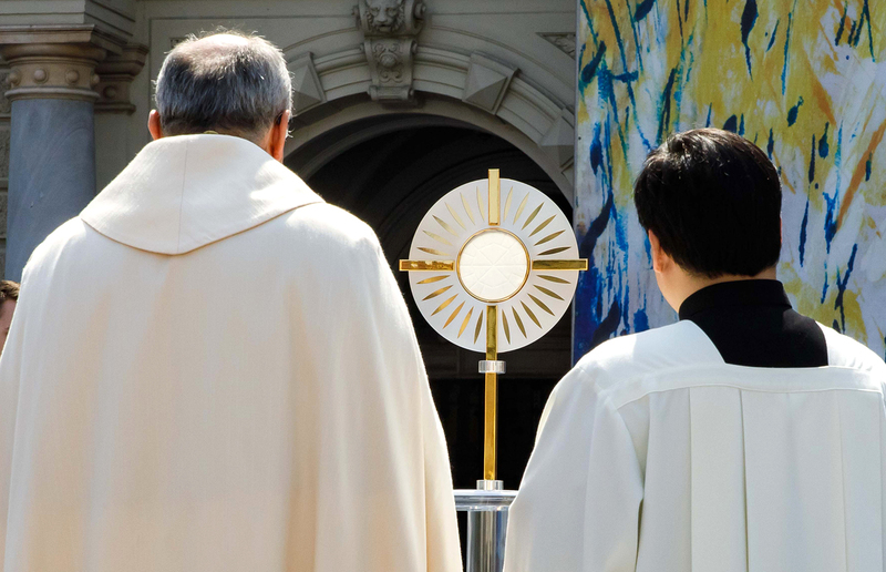 SONNTAGSBLATT, Gerd Neuhold Die Monstranz (von lat. monstrare „zeigen“) mit der geweihten Hostie ist zentral für das Fronleichnamsfest.