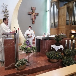 Mit Vikar Gerhard Hatzmann und Diakon Franz Habith feierte die Pfarre Lannach einen berührenden Gottesdienst mit Kräutersegnung. Danke an das Team der KFB Lannach unter Josefa Treffler für die vielen Kräuterbüscherl. Die ganze Kirche hat geduftet! 