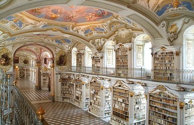 Die weltberühmte Stiftsbibliothek kann man auch in diesem Sommer wieder bei Nacht erkunden.