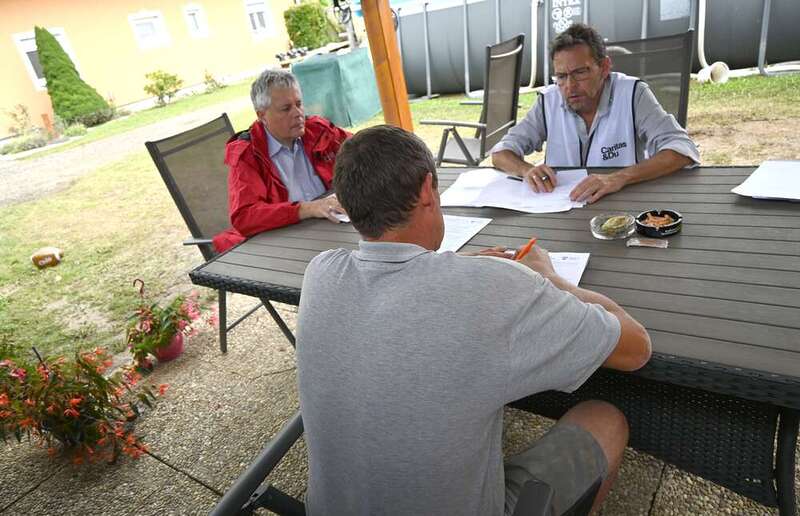 Vizedirektor Erich Hohl und Regionalkoordinator Michael Fürnschuß unterstützen bei Antragstellung in St. Johann / Caritas Steiermark