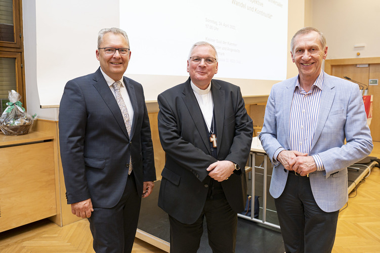 Foto Fischer Obmann des Dr.-Karl-Kummer-Instituts Klaus Poier, Militärbischof Werner Freistetter und Arbeiterkammerpräsident Josef Pesserl beim Ostergespräch am 24. April.