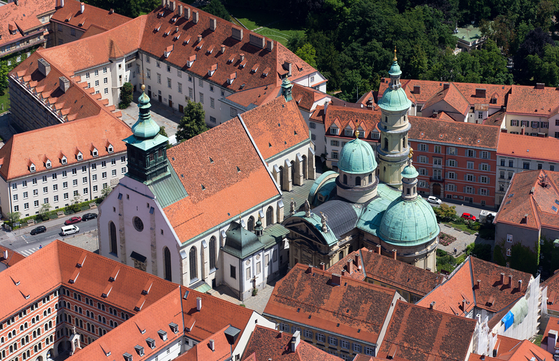 Der Grazer Dom mit der angrenzenden Katharinenkirche ('Mausoleum')