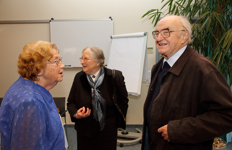 Rosa Illek, Elisabeth Pia Sobota und Bischof Weber im Gespräch
