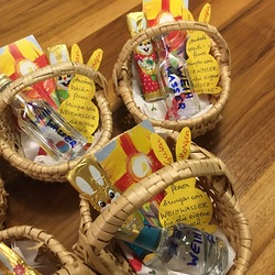 Den 12 unmittelbaren Nachbarn wurde beim Nachtspaziergang am Karfreitag Weihwasser+Ostergruß für die hauseigene Fleischweihe vorbeigebracht. 