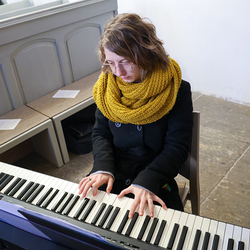Sarah Schneider am Klavier.