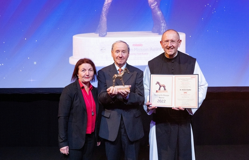 Simon Kupferschmied Anton Stadler (Mitte) mit der Missio-Auszeichnung 'Emil'