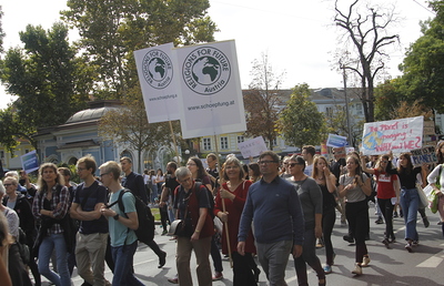 Streiken für die Umwelt: Die Plattform Religions for Future bei einem Klimaprotest von Fridays for Future im September 2019 in Graz.