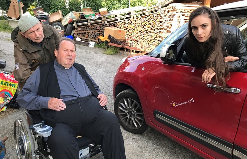 avgproduktion Ottfried Fischer als Pfarrer Anton mit Jasmin Mairhofer als jugendliche Straftäterin und Heinz Fitz als Heinz.