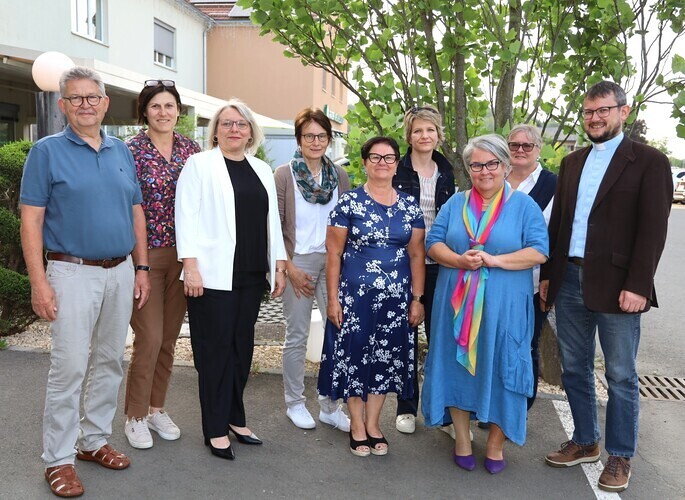 Karl Lenz (ganz links) mit dem Seelsorgeraum-Team und den Leiter:innen der Arbeitsgruppe.