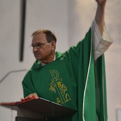 Vikar Gerhard Hatzmann bei der Predigt