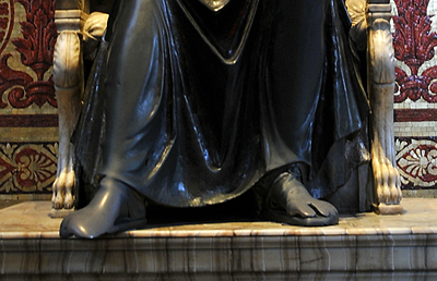 Der stark in Mitleidenschaft gezogene Fuß der Petrus-Statue im Petersdom darf sich dank Corona ein wenig erholen.