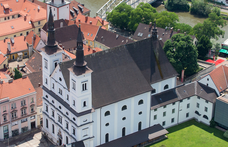 Während der Übertragung des Gottesdienstes ist die Emporenorgel der Stadtpfarrkirche zu hören, errichtet 1914 von der Grazer Orgelbaufirma Hopferwieser.