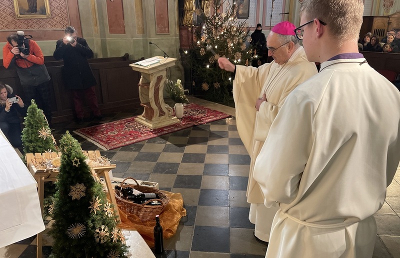 Bischof Wilhelm segnet den steirischen Johanneswein in der Wallfahrtskirche Frauenberg.