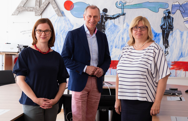 Copyright: AK-Stmk/Hauer Kathrin Karloff, pädagogische Leitung Bildungsforums Mariatrost und Ute Paulweber, Geschäftsführerin Katholisches Bildungswerk und Bereichsleitung Bildungsmanagement und Erwachsenenbildung mit AK-Präsident Josef Pesserl