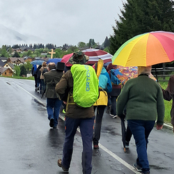 10 Pfarren machen eine Wallfahrt nach Mariapfarr im Lungau.