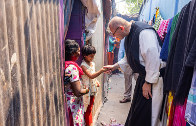 Missio-Nationaldirektor Pater Karl Wallner beim Projektbesuch in Kalkutta 2023