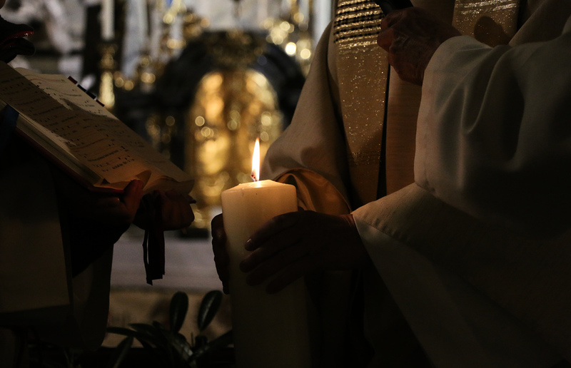 Das Licht besiegt die Dunkelheit - in der Ostenacht wird die Osterkerze geweiht.