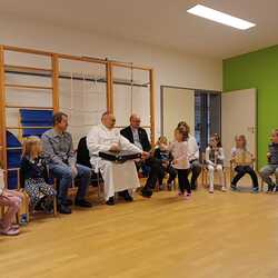 Besuch der Volksschule und des Kindergartens in Schäffern.