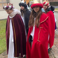 Die Königinnen und die Könige auf dem Weg zur Kirche.