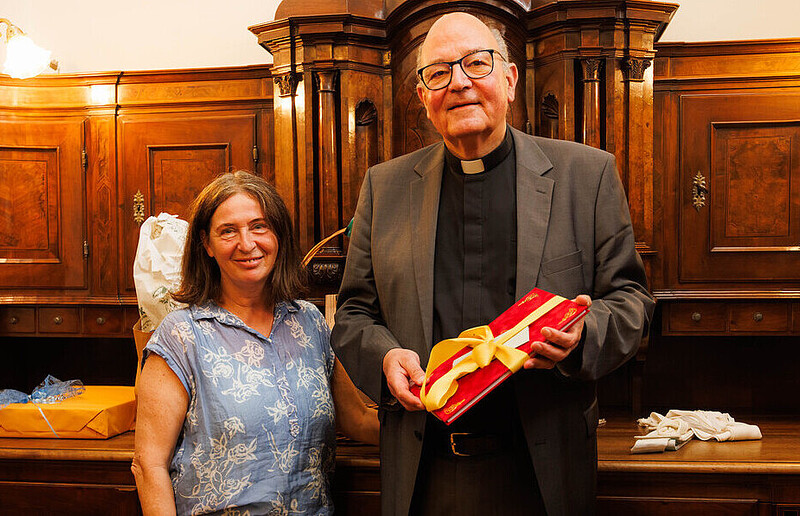 Zum Abschied gab es Geschenke für Stadtpfarrpropst Christian Leibnitz - unter anderem von Bürgermeisterin Elke Kahr.
