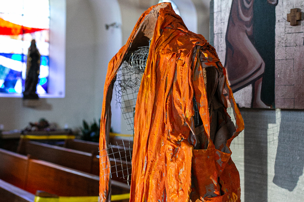 Orange, aus Beton gegossene Kleidungsstücke sind das auffällige Detail der Kunstobjekte von Ulrike Schwager.