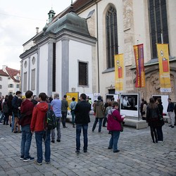Auch die 'Lange Nacht der Kirchen' steht ganz im Zeichen des Jubiläums: Vor dem Dom wurde die Freiluft-Ausstellung der Siegerbilder des Jubiläumsfotowettbewerbes eröffnet. 560 Bilder waren eingesandt worden.