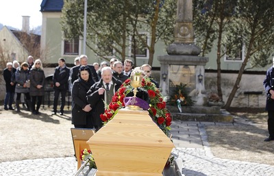 Viel Anteilnahme beim letzten Geleit für Pfarrer Konrad Sterninger.