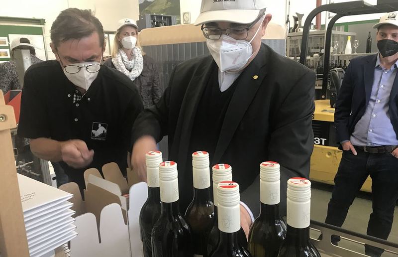 Katholische Kirche Steiermark Der erste Messwein aus der Zusammenarbeit zwischen dem bischöflichen Mensalgut Seggau und der Weinbauschule Silberberg wurde mit Hilfe von Bischof Wilhelm abgefüllt.